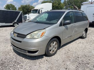 2004 Toyota Sienna LE - Exterior Front Left Corner Image